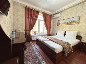 撒马尔罕伊斯宏奇酒店的酒店客房设有床和窗户。