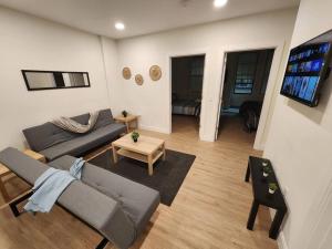 联城Deluxe 2 Bedroom VIP to NYC的带沙发和电视的客厅