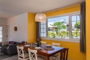 纳萨雷特Villa Dulce Celestino Lanzarote的一间带桌子和大窗户的用餐室