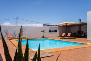 纳萨雷特Villa Dulce Celestino Lanzarote的房屋中间的游泳池
