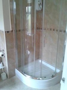 普里茅斯卡拉尼尔旅馆的浴室里设有玻璃门淋浴