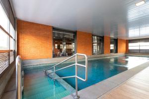 圣保罗Predio completo com piscina no Itaim Bibi proximo a Faria Lima - Upper Itaim的大楼内的大型游泳池