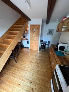 KirnaKirsi talu的一间铺有木地板的厨房和楼梯