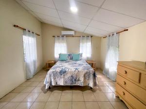El PorvenirCasa De Playa El Encanto的一间设有床铺的卧室,位于带窗户的房间内