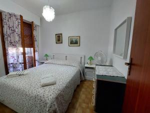 马里纳迪马萨Appartamento al mare di Liguria e Toscana的一间小卧室,配有床和窗户