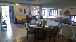 弗洛里亚诺波利斯Guest House Lagoa的用餐室以及带桌椅的起居室。