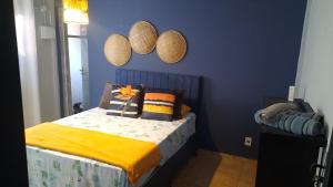 弗洛里亚诺波利斯Guest House Lagoa的一间卧室配有一张带黄色床单和枕头的床。