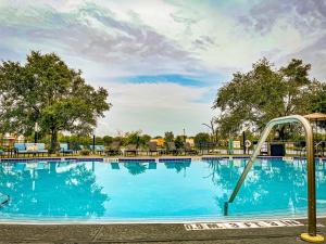 圣奥古斯丁Holiday Inn - St Augustine - World Golf, an IHG Hotel的一个带滑梯的大型蓝色游泳池