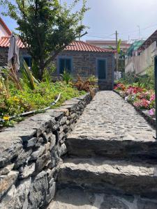 蓬他达维托亚Casa do Avô的鲜花屋前的石头路