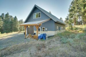 卡斯凯德Cascade Cabin Hideaway with Views, half Mi to Lake的田野上带凉亭的小房子