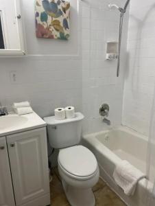 纽约Marvelous 3BR in NYC!的白色的浴室设有卫生间和浴缸。