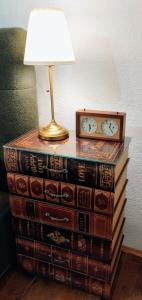 戈斯皮奇Honey house Lika的书架上一盏灯,上面有钟