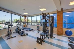 南圣卡埃塔诺圣卡伊塔诺品质酒店的大楼内带跑步机和椭圆机的健身房
