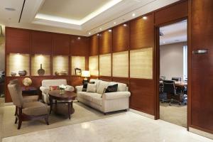 首尔首尔世贸中心奥卓豪景酒店公寓的客厅配有沙发、椅子和桌子