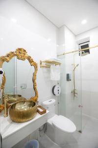 广义KING VILLA QUẢNG NGÃI的一间带金色水槽和卫生间的浴室