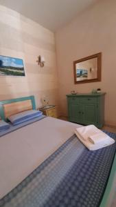 托雷斯佩基亚鲁杰里Villa Maria的一间卧室配有一张大床和镜子