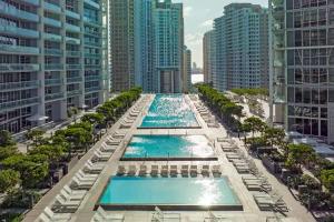 迈阿密PENTHOUSE 2BR ICON WHOTEL Brickell Miami的城市中两个游泳池的顶部景观