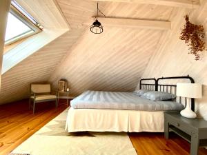 LiivaLoghouse in Muhu Island的阁楼卧室配有床