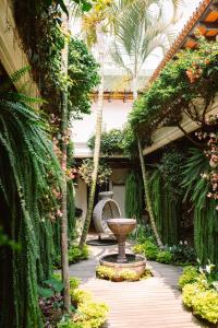 危地马拉安地瓜安提瓜古阿特马拉奥利沃斯精品酒店的庭院中间带喷泉的花园