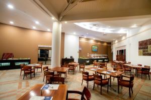 萨利纳斯Hotel Colon Salinas的用餐室配有木桌和椅子