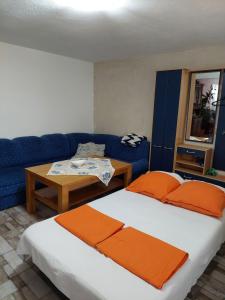 OdžakHome of nature - kuća prirode的一间卧室配有一张床和一张蓝色的沙发