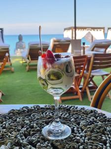 格兰德岛Bora Bora Beach Club & Hotel的酒杯,水果放在桌子上