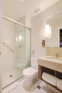 南圣卡埃塔诺Comfort Hotel São Caetano的一间带卫生间和玻璃淋浴间的浴室
