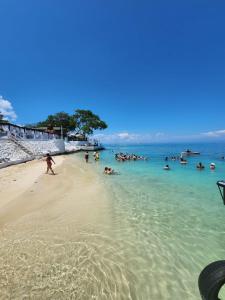 格兰德岛Bora Bora Beach Club & Hotel的一群人,在海滩上