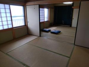 MitoyoSetouchi base - Vacation STAY 47136v的一间空房间,地板上配有两个蓝色枕头