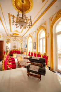 广义KING VILLA QUẢNG NGÃI的客厅配有桌椅和吊灯。
