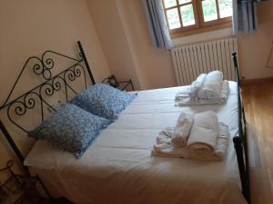 卡尼略Flor de Muntanya的一间卧室配有带毛巾的床