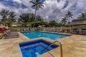 普林斯维尔Hideaway Haven Suite的棕榈树庭院中的游泳池