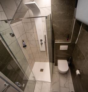 拉多夫吉卡Sport apartments的带淋浴和卫生间的浴室