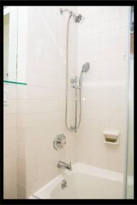 纽约Prime Studio Greenwich Village!的带浴缸和盥洗盆的淋浴浴室