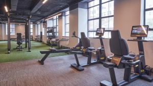 波士顿The Dagny Boston的大楼内带跑步机和椭圆机的健身房