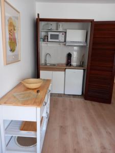 阿雅克修STUDIO COURS GENERAL LECLERC的厨房配有白色橱柜和台面