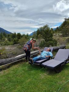 梅利佩乌科Hotel Patagonia Truful y lodge Patagonia truful的站在躺在床上的男人旁边的妇女