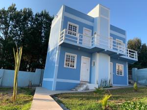拉热斯POUSADA BLUE GARDEN的蓝色和白色的房子设有阳台