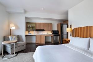 奥斯汀Element Austin Downtown的配有一张床和一张书桌的酒店客房