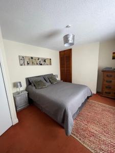 绍尔Park cottage High Crompton的一间卧室配有一张床和地毯