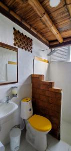 卡拉尔卡Hotel El Gran Chaparral的浴室设有黄色卫生间和水槽。