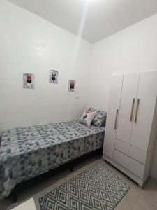 圣保罗Temporada Paulistana exclusivo para Mulheres的一间带床和橱柜的小卧室