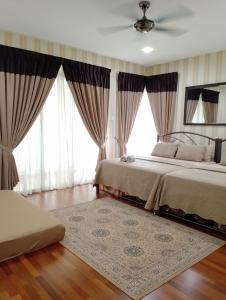 普特拉贾亚Juniper Homestay Putrajaya Presint 11的一间卧室设有两张床和大窗户