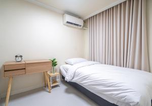 首尔Osondoson Stay的一间小卧室,配有一张床和一张书桌