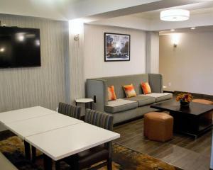 马里恩马里昂希尔顿恒庭酒店的客厅配有沙发和桌子