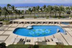 吉达吉达希尔顿酒店的度假村游泳池的图片