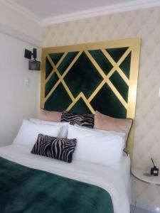 比勒陀利亚Elegant Airbnb的床上有斑马枕头