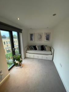 伦敦Cosy bedroom in Luxury apartment的一间卧室设有一张床和一个大窗户