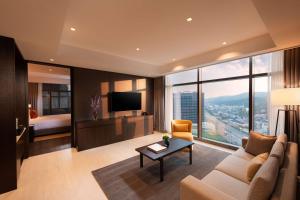 城南市DoubleTree By Hilton Seoul Pangyo的带沙发和电视的客厅