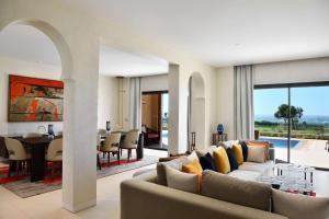 塔哈佐特Hilton Taghazout Bay Beach Resort & Spa的带沙发的客厅和用餐室